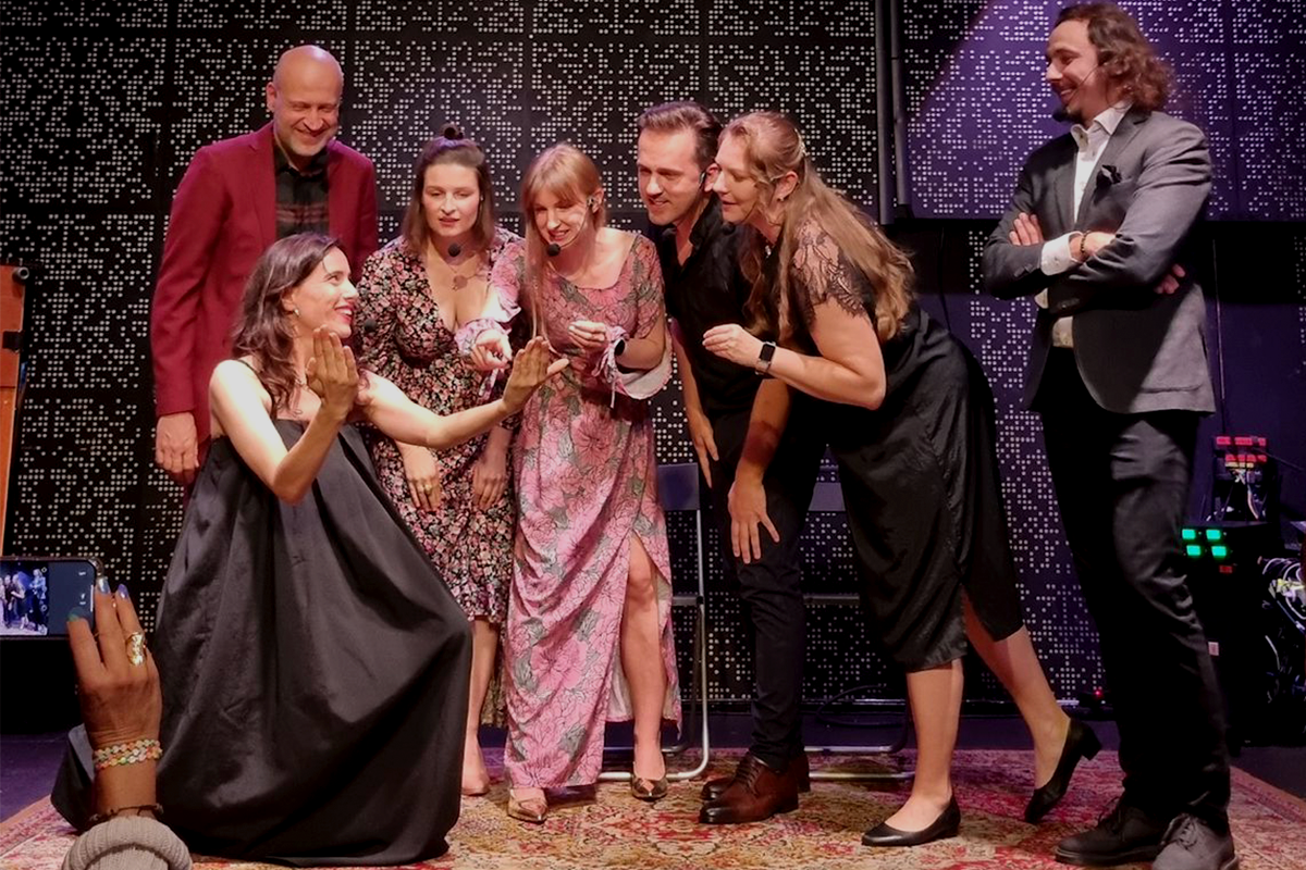 Aktorzy na scenie teatralnej